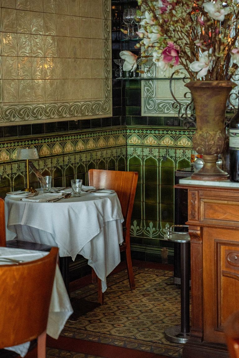 Gedeckter Tisch mit Blumen im historischen Gastraum