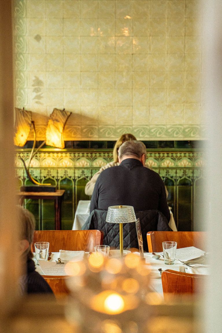 Gäste beim Essen im historischen Gastraum des Restaurant Rexrodt
