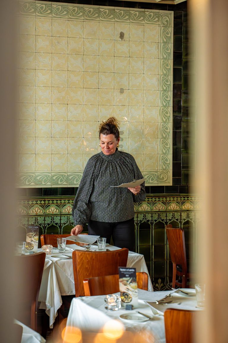 Mitarbeiterin des Restaurant Rexrodt begrüßt Gäste